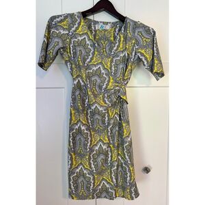 Bo & Nic Womens Yellow Grey Paisley Wrap Style Sheath Dress XS Short Sleeve